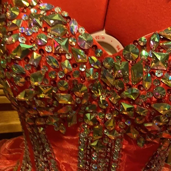 EUC sz M/L unmarked red ruffled corset ball gown - Picture 3 of 8